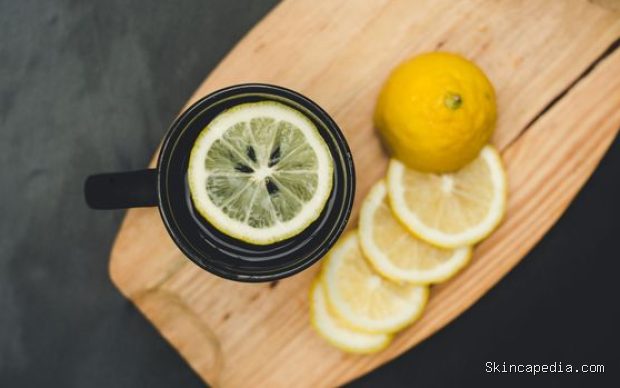 Air lemon hangat untuk minuman penurun berat badan/Foto: Pexels.com/Raka Miftah Air lemon hangat menjadi salah satu minuman penurun berat badan yang populer karena rendah kalori dan kaya vitamin C yang baik untuk metabolisme tubuh.