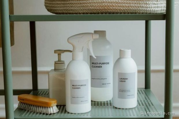 Berbagai produk rumah tangga dan kosmetik mengandung bahan kimia yang bisa menjadi pemicu asma. Aroma menyengat dan kandungan tertentu dapat mengiritasi saluran pernapasan.