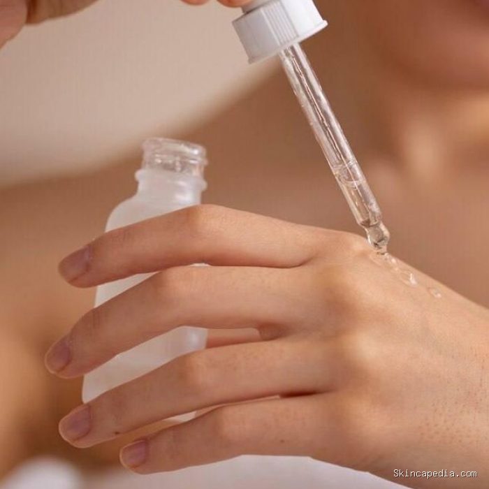 Ilustrasi menggunakan skincare/ Foto: Freepik.com Ilustrasi menggunakan skincare/ Foto: Freepik.com