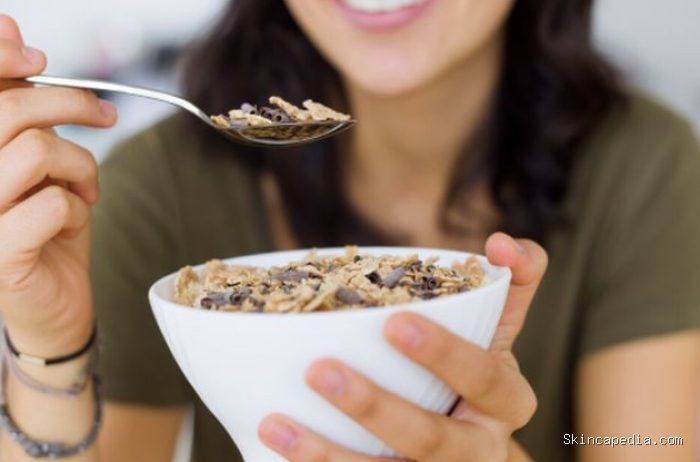 Oatmeal sering direkomendasikan sebagai makanan sehat bagi penderita diabetes. Hal ini karena kandungan seratnya dapat membantu mengontrol lonjakan gula darah./ Foto: magnific.com/nensuria Oatmeal sering direkomendasikan sebagai makanan sehat bagi penderita diabetes. Hal ini karena kandungan seratnya dapat membantu mengontrol lonjakan gula darah./ Foto: magnific.com/nensuria