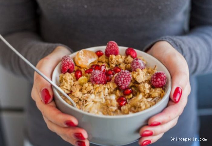 Kolesterol tinggi menjadi salah satu faktor risiko utama penyakit jantung. Kabar baiknya, oatmeal dapat membantu menjaga kadar kolesterol tetap terkendali./ Foto: magnific.com Kolesterol tinggi menjadi salah satu faktor risiko utama penyakit jantung. Kabar baiknya, oatmeal dapat membantu menjaga kadar kolesterol tetap terkendali./ Foto: magnific.com