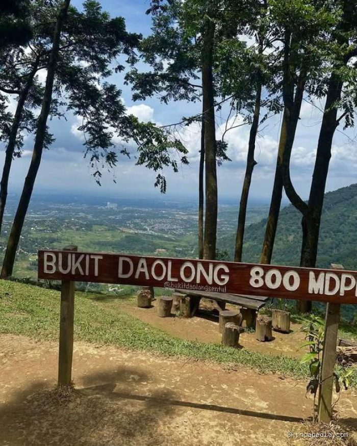 Bukit Daolong yang terletak di Sentul, Bogor, merupakan destinasi favorit untuk trekking dekat Jakarta. Tempat ini menawarkan pemandangan perbukitan hijau dengan jalur trekking yang ramah bagi pemula. Bukit Daolong yang terletak di Sentul, Bogor, merupakan destinasi favorit untuk trekking dekat Jakarta. Tempat ini menawarkan pemandangan perbukitan hijau dengan jalur trekking yang ramah bagi pemula.