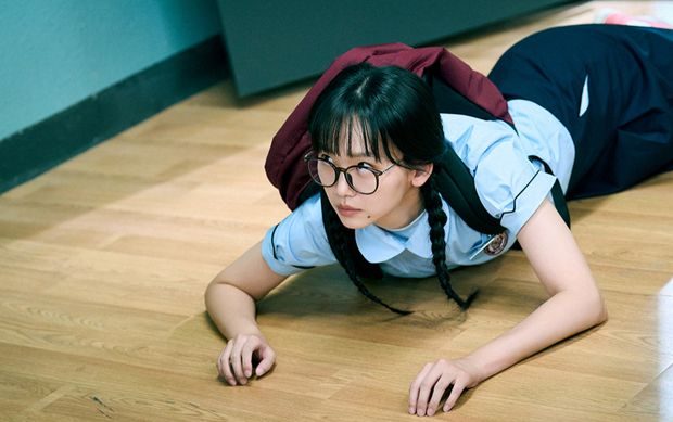 Potret Jin Ki Joo dalam drama 'Teach You A Lesson'/ Foto: instagram.com/netflixkr Potret Jin Ki Joo dalam drama 'Teach You A Lesson' yang mengundang penasaran dengan penampilannya mengenakan seragam sekolah.