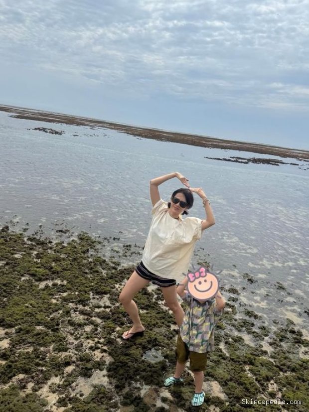 Hyun Bin diduga merupakan sosok dibalik sederet hasil foto yang mengabadikan momen manis Son Ye Jin dan Woo Jin.