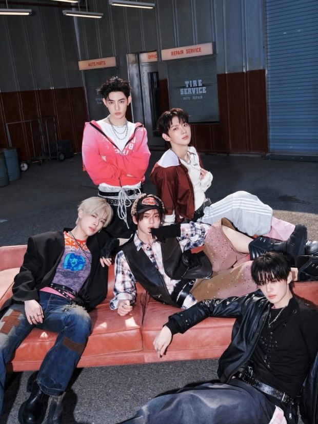Potret AND2BLE dalam foto konsep mini album pertama 'Sequence 01: Curiosity'.