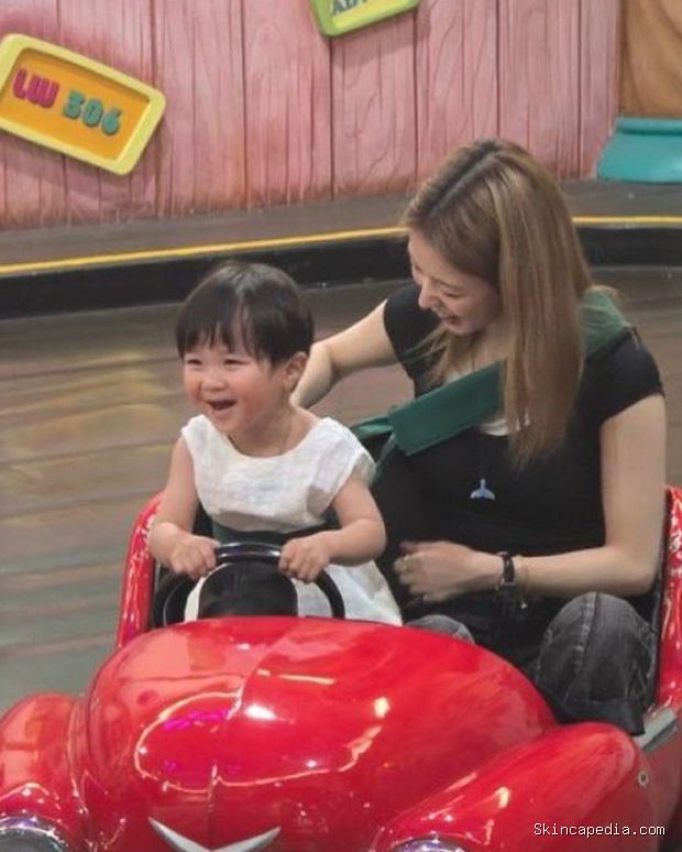 Potret Roh Jeong Eui bersama Park Yu Ho di taman hiburan/ Foto: soompi.com Roh Jeong Eui mengajak Park Yu Ho bermain bumper car di taman hiburan.