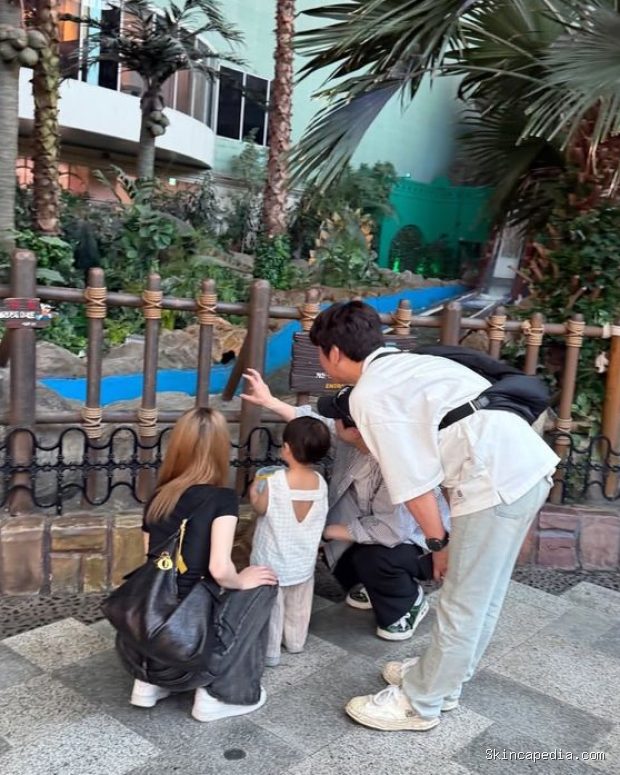 Potret Roh Jeong Eui, Park Yu Ho, dan Bae In Hyuk/ Foto: soompi.com Potret Roh Jeong Eui, Park Yu Ho, dan Bae In Hyuk menghabiskan waktu bersantai di taman hiburan.