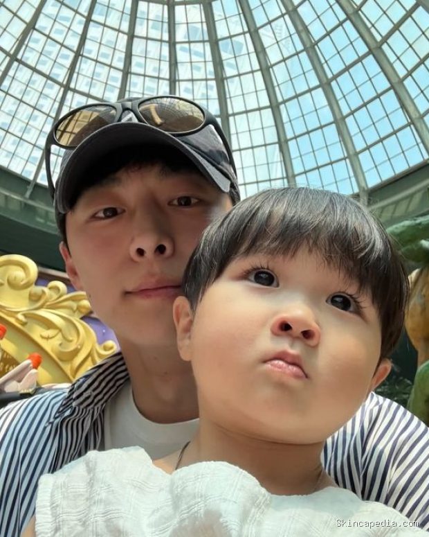 Potret Bae In Hyuk bersama Park Yu Ho di taman hiburan/ Foto: soompi.com Bae In Hyuk mendampingi Park Yu Ho selama menyaksikan hal-hal mengesankan dalam momen jalan-jalan di taman hiburan.