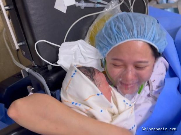 Potret Nam Bo Ra bersama sang bayi/ Foto: instagram.com/nambora Nam Bo Ra membagikan kesan pertamanya terhadap dekapan pertamanya kepada sang bayi yang terasa sangat tenang dan mengharukan.