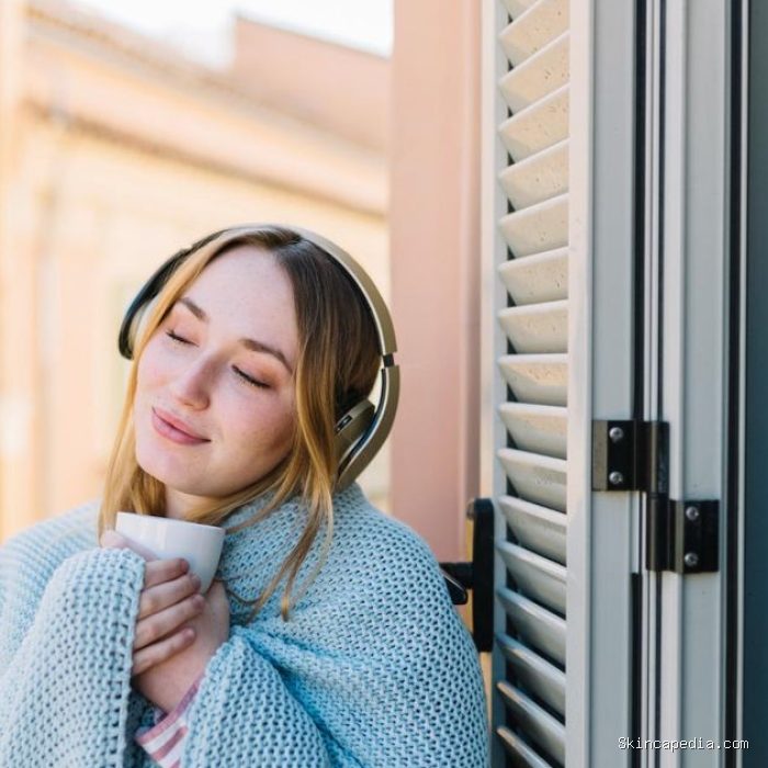 Kebiasaan mendengarkan musik yang mengikuti mood mencerminkan keterbukaan terhadap pengalaman yang beragam. Kamu menikmati proses menemukan lagu atau genre baru sesuai kebutuhan emosional.