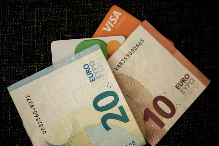 Euro termasuk mata uang yang baik untuk investasi. Mata uang ini adalah mata uang utama di Eropa dan nilainya stabil. Euro termasuk mata uang yang baik untuk investasi. Mata uang ini adalah mata uang utama di Eropa dan nilainya stabil.