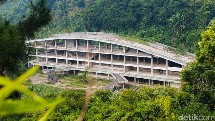 Kampung Gajah Wonderland pertama kali dibuka tahun 2009. Belum genap satu dekade buka, tempat wisata ini berubah nasib jadi terbengkalai. Kampung Gajah Wonderland pertama kali dibuka tahun 2009. Belum genap satu dekade buka, tempat wisata ini berubah nasib jadi terbengkalai.