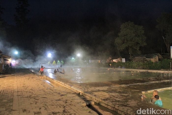 Pemandian air panas yang berlokasi di Ciwidey, Bandung, Jawa Barat ini berubah jadi terbengkalai. Pemandian air panas yang berlokasi di Ciwidey, Bandung, Jawa Barat ini berubah jadi terbengkalai.