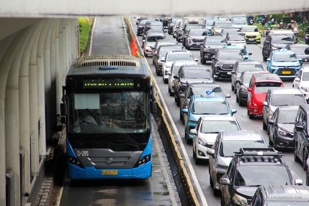 Tak Jadi Naik, Tarif Transjakarta Ringankan Beban Warga Kabar baik datang bagi warga Jakarta. Pemerintah Provinsi (Pemprov) DKI Jakarta memastikan tarif Transjakarta tidak mengalami kenaikan dalam waktu dekat. Keputusan ini diambil setelah rencana penyesuaian tarif ditunda hingga waktu yang belum ditentukan, demi menjaga keterjangkauan transportasi publik bagi masyarakat.