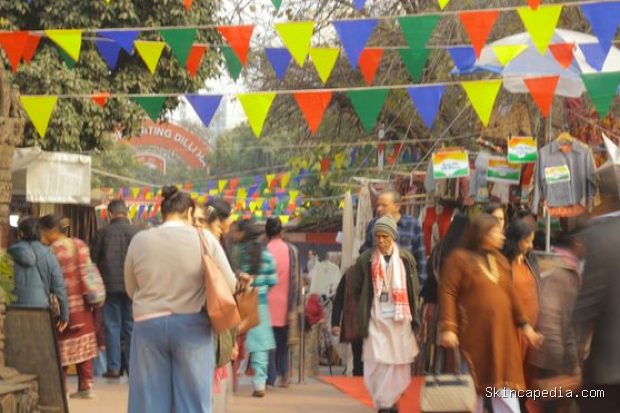 Wisatawan dapat menemukan pengalaman budaya yang berbeda saat mengunjungi Ima Keithel melalui suasana pasar, makanan lokal, dan pakaian tradisional perempuan Manipur.