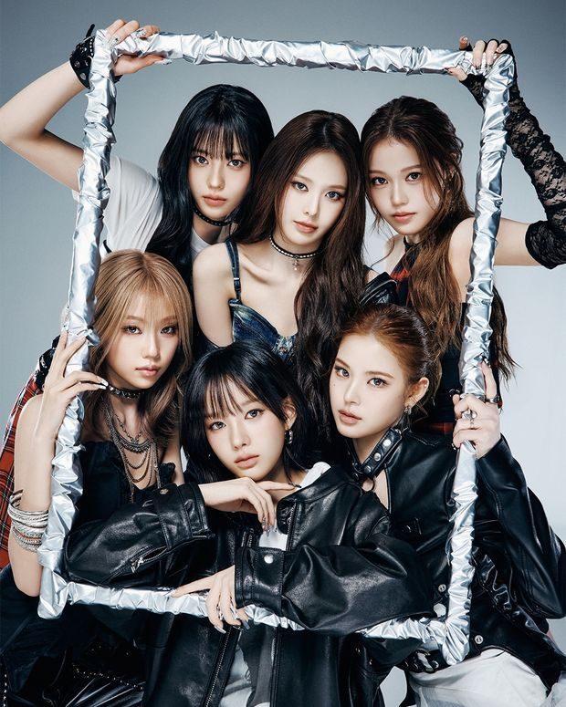 Potret izna dalam foto konsep mini album 'Set The Tempo'/ Foto: instagram.com/izna_offcl Seluruh member izna bersinar dalam video klip dari lagu 'METRONOME'.
