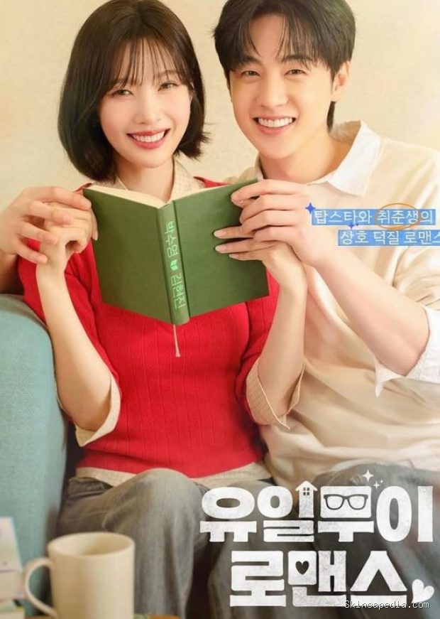 Joy dan Kim Hyun Ji membaca buku sambil membagikan senyum manis dalam poster perdana drama 'One of A Kind Romance'.