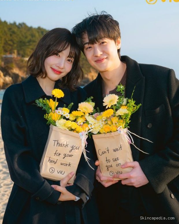 One of A Kind Romance merupakan drama komedi-romantis yang mengisahkan kisah cinta antara penulis dan artis ternama.