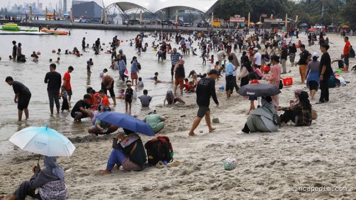 Wisatawan memadati kawasan Pantai Ancol pada Minggu (22/3/2026), memanfaatkan momen libur Idul Fitri untuk bersantai bersama keluarga. Wisatawan memadati kawasan Pantai Ancol pada Minggu (22/3/2026), memanfaatkan momen libur Idul Fitri untuk bersantai bersama keluarga.