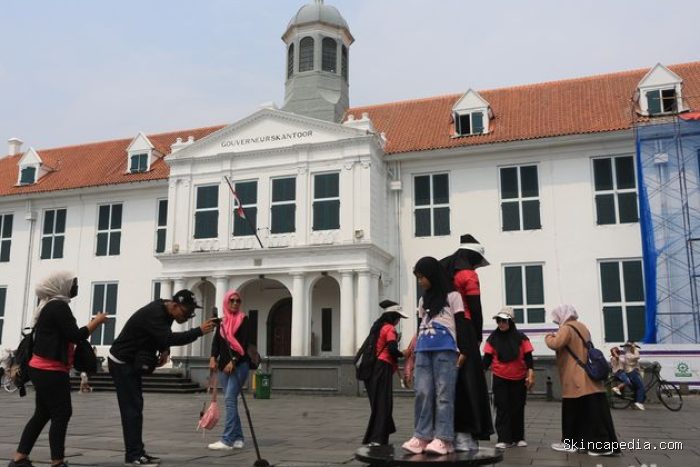 Sejumlah wisatawan menikmati suasana kawasan Kota Tua di Jakarta, Senin (1/6/2026). Sejumlah wisatawan menikmati suasana kawasan Kota Tua di Jakarta, Senin (1/6/2026).