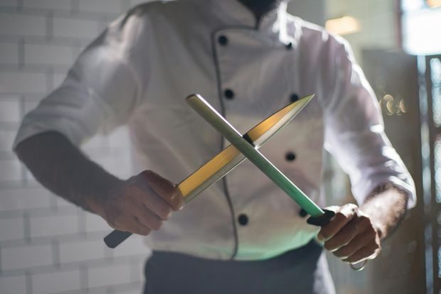 Cara merawat pisau agar tidak cepat tumpu/Foto: Pexels.com/Kampus Production Merawat pisau dengan benar bisa membantu menjaga ketajamannya lebih lama. Selain lebih aman, aktivitas memasak juga menjadi lebih nyaman dan efisien.