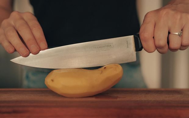 Pisau tumpul membutuhkan tenaga lebih besar saat memotong/Foto: Pexels.com/Guillermo Berlin Pisau tumpul membuat tangan bekerja lebih keras saat memasak. Semakin besar tenaga yang digunakan, semakin tinggi pula risiko cedera.