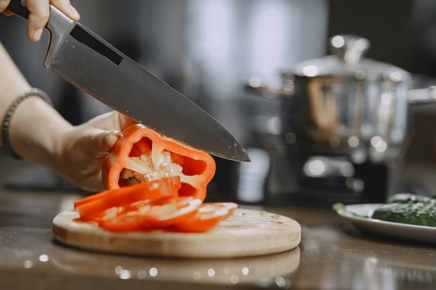 Pisau tumpul membuat proses memasak jadi lebih lama/Foto: Pexels.com/Gustavo Fring Pisau tumpul membuat proses memasak menjadi lebih lambat dan tidak efisien. Pengguna harus mengeluarkan tenaga lebih besar hanya untuk memotong bahan makanan sederhana.
