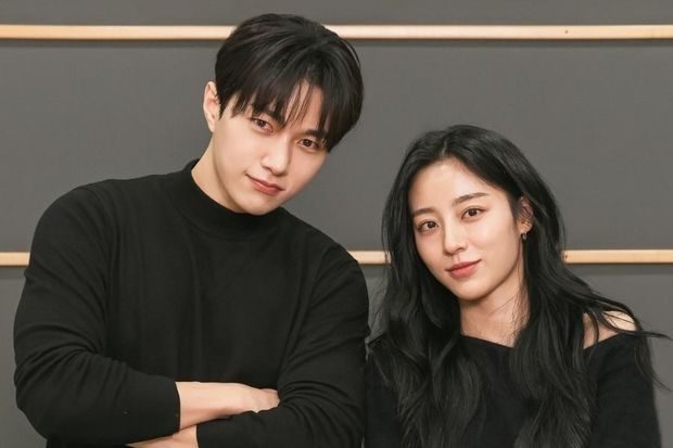 Potret Kim Myung Soo dan Kang Min Ah dalam pembacaan naskah drama 'Love in Sync'/ Foto: soompi.com Potret Kim Myung Soo dan Kang Min Ah dalam pembacaan naskah drama 'Love in Sync'.