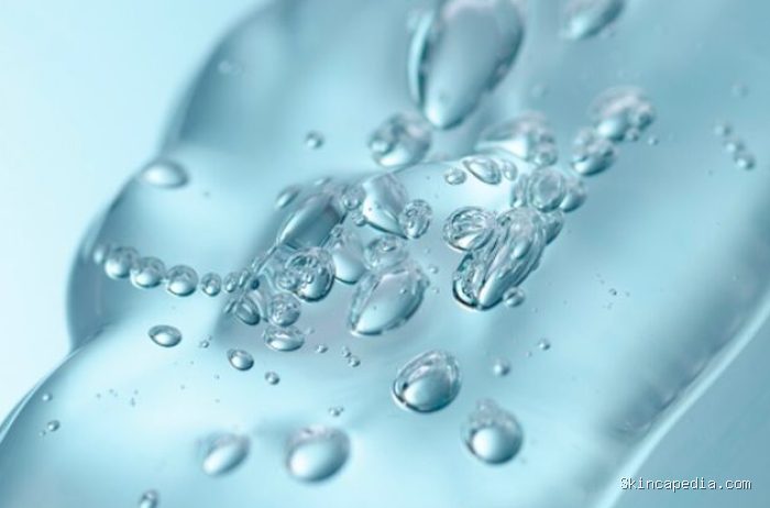 Hyaluronic acid dikenal sebagai bahan yang mampu menghidrasi kulit secara maksimal. Kandungannya membantu membuat kulit terlihat lebih kenyal dan halus./ Foto: magnific.com Hyaluronic acid dikenal sebagai bahan yang mampu menghidrasi kulit secara maksimal. Kandungannya membantu membuat kulit terlihat lebih kenyal dan halus./ Foto: magnific.com