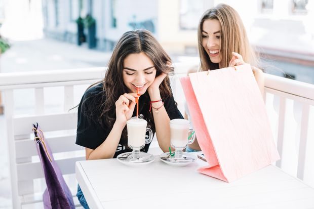 Pengertian lipstick effect/Foto: Magnefic.com/Freepik Lipstick effect adalah perilaku konsumsi masyarakat yang tetap membeli barang kecil atau pengalaman menyenangkan saat ekonomi sedang memburuk. Fenomena ini berkaitan dengan kebutuhan emosional dan psikologis manusia.