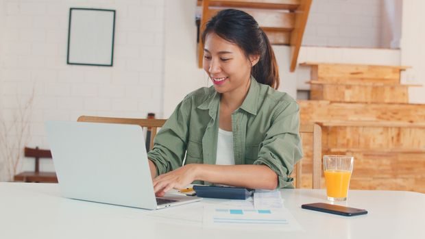 Cara mengatur keuangan di tengah fenomena lipstick effect/Foto: Magnefic.com/tirachardz Fenomena lipstick effect memang sulit dihindari, apalagi di era digital yang penuh tren dan godaan konsumtif. Namun, ada beberapa cara yang bisa dilakukan agar tetap bisa menikmati hidup tanpa mengorbankan kondisi finansial.
