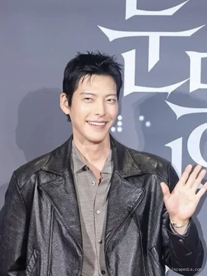 Aktor Korea Kim Woo Bin menunjukkan dukungan secara langsung untuk istrinya, Shin Min Ah, dengan datang di premiere film The Eyes Aktor Korea Kim Woo Bin menunjukkan dukungan secara langsung untuk istrinya, Shin Min Ah, dengan datang di premiere film The Eyes