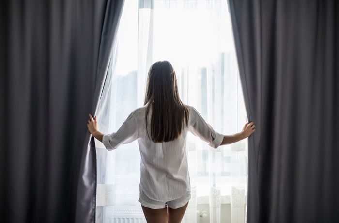 Hindari udara panas dan sinar matahari masuk dan terperangkap di dalam rumah dengan menutup jendela, tirai, gorden dan pintu saat siang hari. / Foto: Freepik.com/diana.grytsku Hindari udara panas dan sinar matahari masuk dan terperangkap di dalam rumah dengan menutup jendela, tirai, gorden dan pintu saat siang hari. / Foto: Freepik.com/diana.grytsku