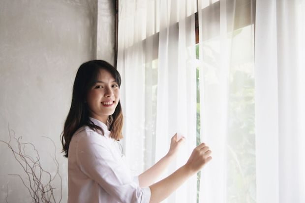 Menghalangi sinar matahari dengan tirai termasuk salah satu tips rumah dingin alami yang banyak digunakan/Foto: Freepik/jcomp Panas siang hari bisa dikurangi dengan menutup tirai atau memasang lapisan reflektif pada jendela. Efeknya tidak hanya membuat ruangan lebih adem, tapi juga menghemat energi rumah tangga. Strategi ini termasuk salah satu tips rumah dingin alami yang banyak digunakan.