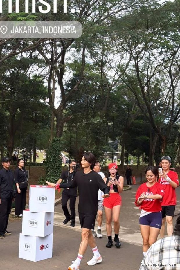 Potret Minho menyelesaikan tantangan lari dalam event fun run bersama LG Indonesia.