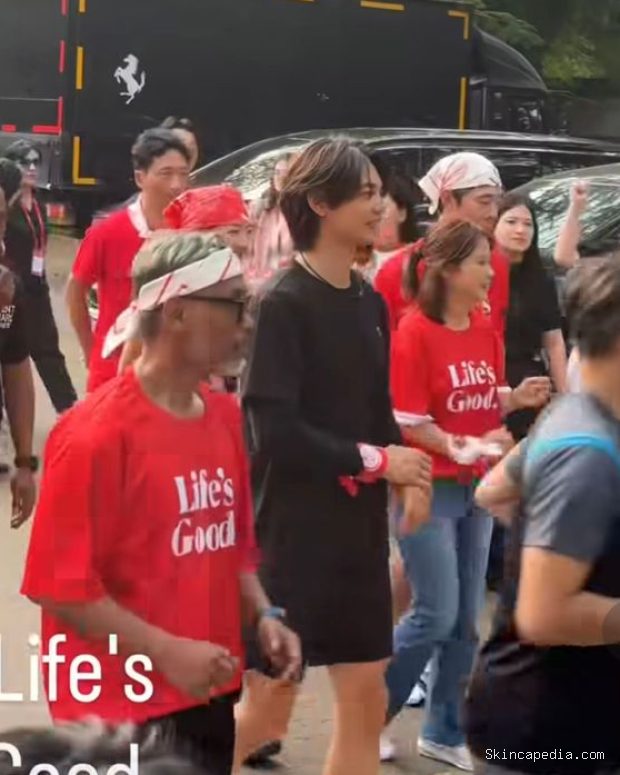 Minho SHINee bersemangat untuk memimpin olahraga lari dalam acara fun run dengan mengambil posisi di barisan depan.