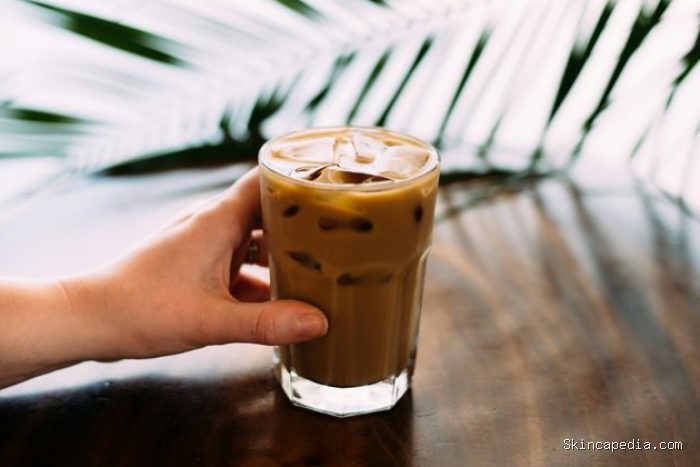 Kopi manis termasuk makanan yang sebaiknya dihindari untuk sarapan. Konsumsinya di pagi hari dapat meningkatkan asam lambung, maag, kembung, hingga gangguan pencernaan.