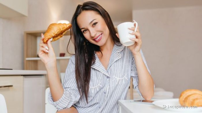 Sarapan sangat penting karena memberikan energi yang diperlukan tubuh untuk memulai hari. Namun, tidak semua makanan cocok dikonsumsi untuk sarapan. Beberapa makanan yang sebaiknya dihindari saat sarapan seperti sereal tinggi gula, roti panggang, hingga kopi manis.