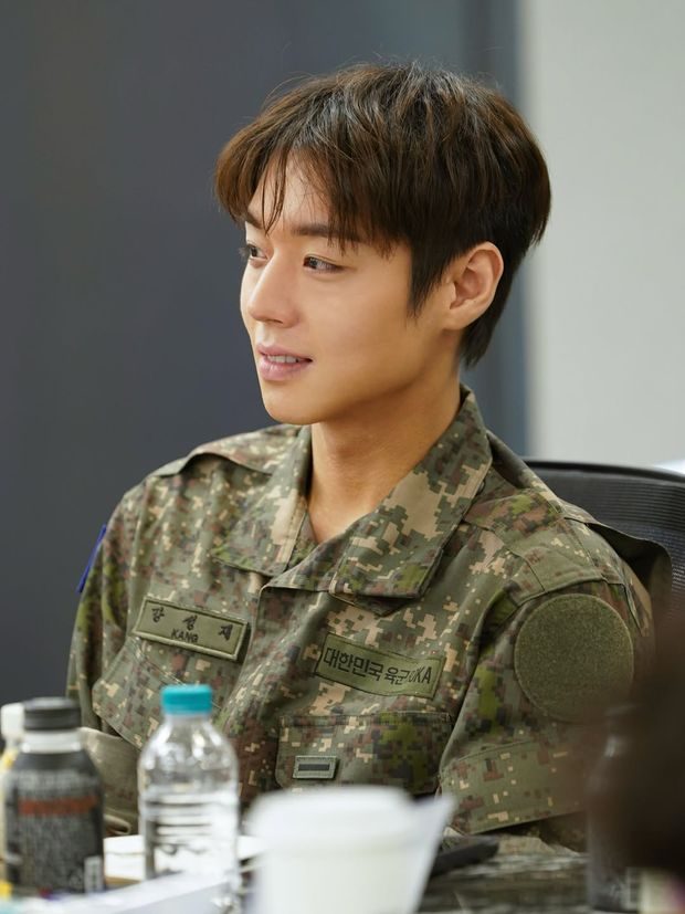 Potret Park Ji Hoon./ Foto: instagram.com/yy_ent Park Ji Hoon mengungkapkan bahwa dirinya telah sepenuhnya siap untuk berangkat wajib militer di tahun 2027 mendatang.