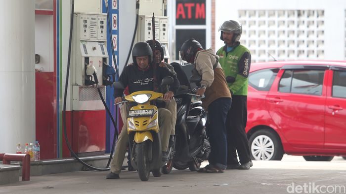 Warga mengisi bahan bakar minyak di salah satu SPBU, Jumat (27/3/2026). Belum tampak antrean mengular atau kondisi panic buying imbas perang Iran vs AS di tiga SPBU terpisah. Warga mengisi bahan bakar minyak di salah satu SPBU, Jumat (27/3/2026). Belum tampak antrean mengular atau kondisi panic buying imbas perang Iran vs AS di tiga SPBU terpisah.