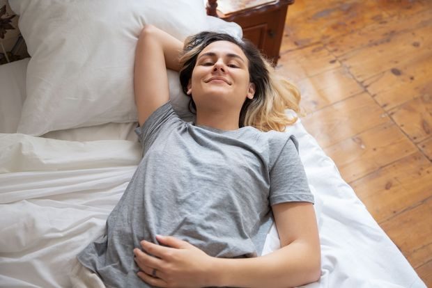 Teknik cognitive shuffling untuk mengatasi pikiran aktif/Foto: Pexels.com/Kampus Production Cognitive shuffling membantu mengalihkan pikiran aktif dengan membuat otak fokus pada rangkaian kata atau objek acak yang menenangkan.