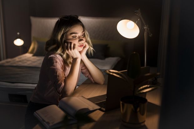 Worry-time untuk mengurangi pikiran aktif saat mau tidur/Foto: Magnefic.com/Freepik Menentukan waktu khusus untuk memikirkan kekhawatiran dapat membantu mengurangi pikiran aktif yang biasanya muncul saat mau tidur.