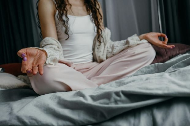Meditasi untuk menenangkan pikiran aktif sebelum tidur/Foto: Pexels.com/Polina Meditasi membantu mengurangi pikiran aktif dengan melatih fokus dan membuat otak tidak terus-menerus memikirkan banyak hal sekaligus.