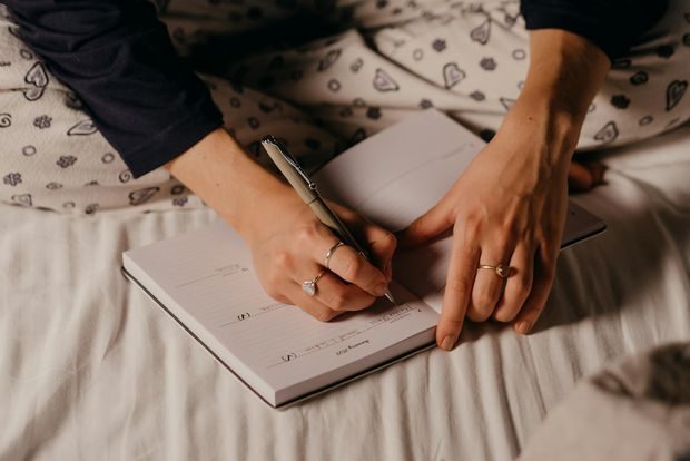 Journaling untuk mengatasi pikiran aktif sebelum tidur/Foto: Pexels.com/Polina Menulis jurnal sebelum tidur bisa membantu mengurangi pikiran aktif dengan memindahkan isi kepala ke atas kertas sehingga otak terasa lebih lega dan rileks.