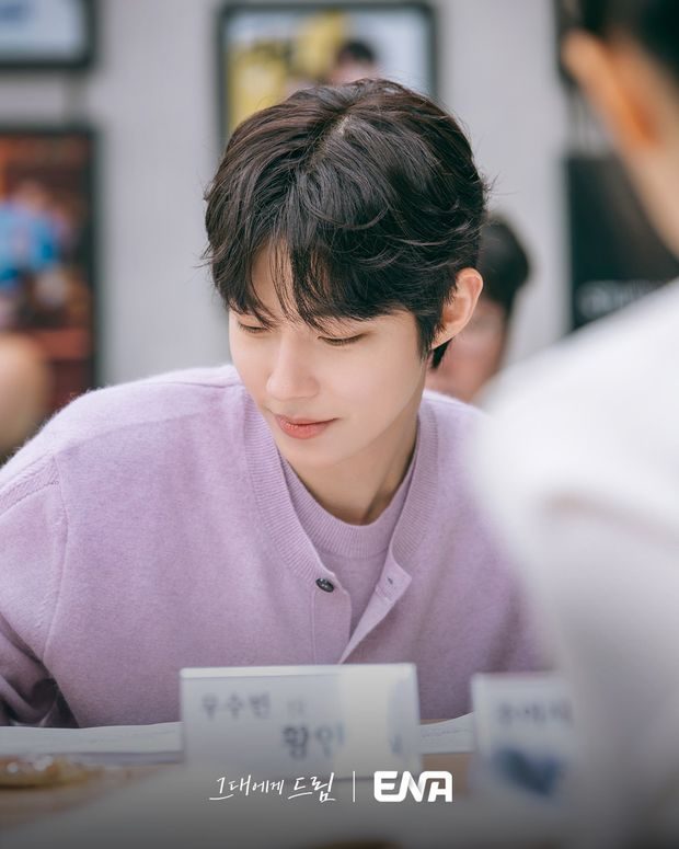 Potret Hwang In Youp dalam drama 'Dream to You'/ Foto: instagram.com/ena_drama Hwang In You memerankan seorang sutradara film sukses bernama Woo Soo Bin dalam drama 'Dream to You'.