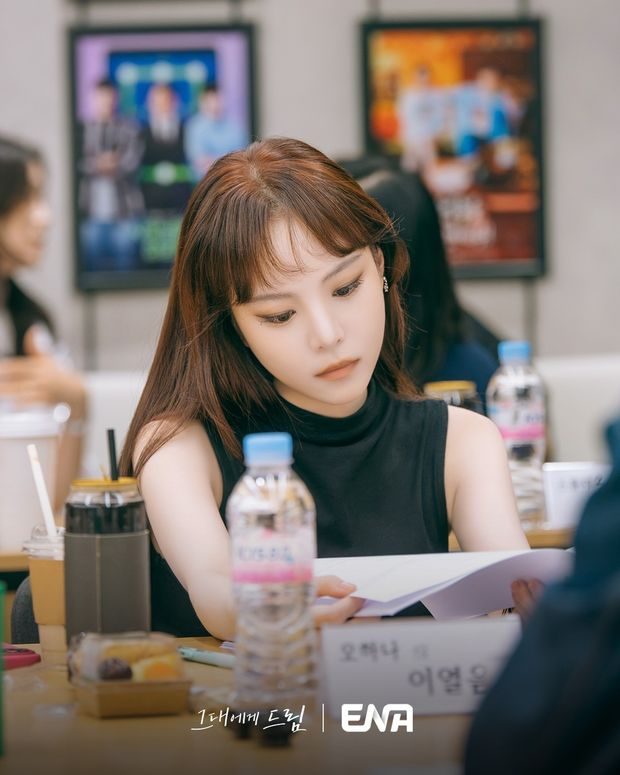 Potret Lee Yul Eum dalam drama 'Dream to You'/ Foto: instagram.com/ena_drama Lee Yul Eum memerankan Oh Ha Na dalam drama 'Dream to You'. Karakternya adalah seorang aktris ternama yang disegani publik.