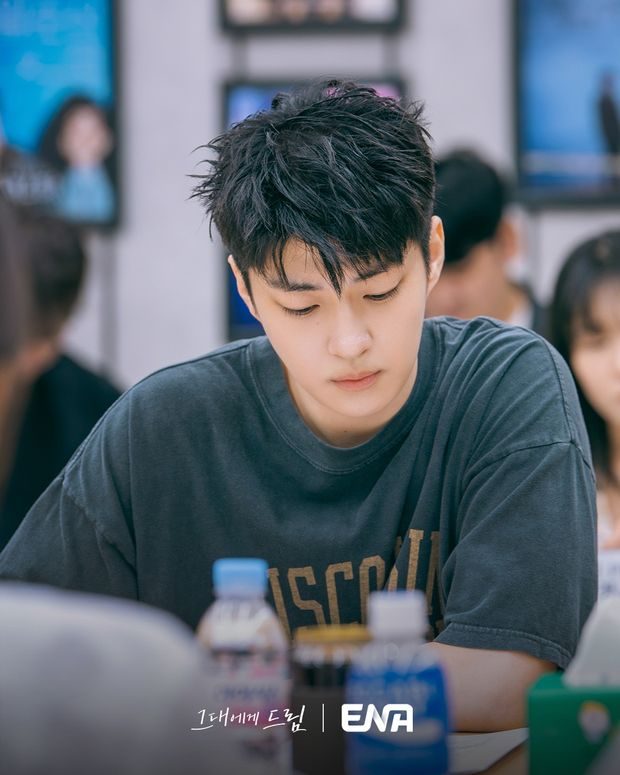 Potret Baek Sung Chul dalam drama 'Dream to You'/ Foto: instagram.com/ena_drama Baek Sung Chul memerankan Shim Yoo Geon yang merupakan aktor pendatang baru di drama 'Dream to You'.