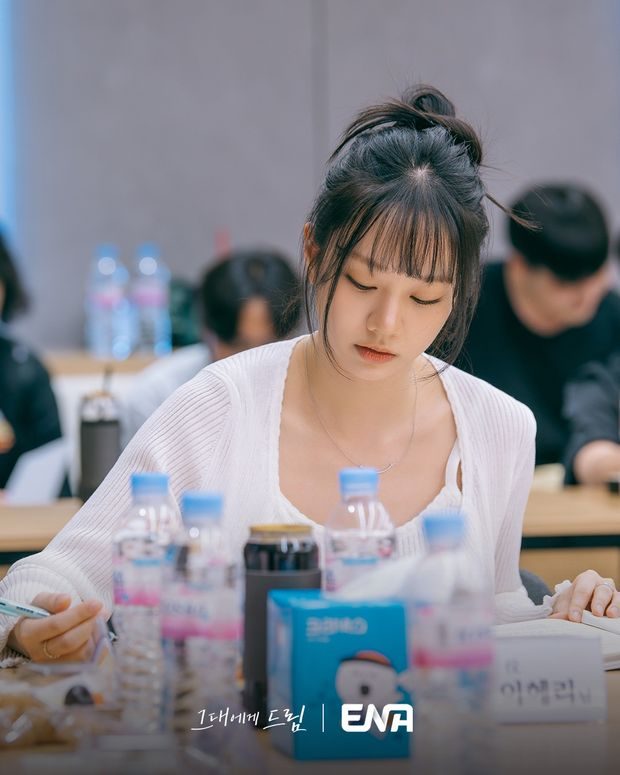 Potret Hyeri dalam drama 'Dream to You'/ Foto: instagram.com/ena_drama Hyeri memerankan Joo Yi Jae yang bekerja sebagai reporter bersemangat tinggi dalam drama 'Dream to You'.