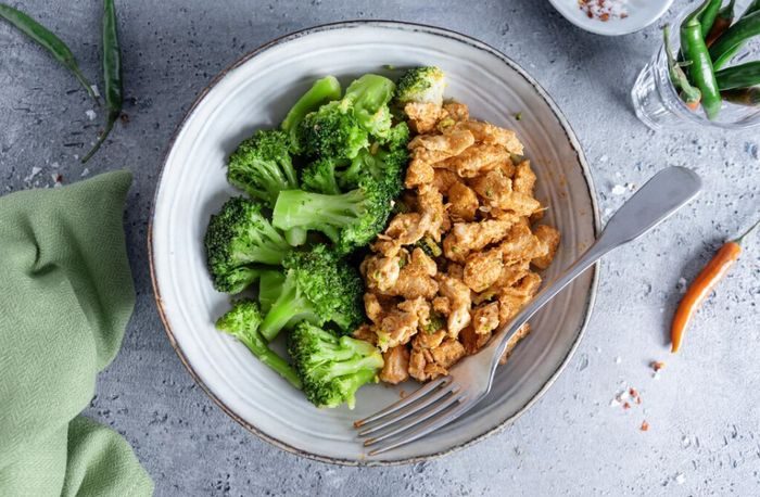 Menu makan malam tanpa nasi. Ayam panggang brokoli/Foto: freepik.com/valeria_aksakova Menu makan malam tanpa nasi. Ayam panggang brokoli/Foto: freepik.com/valeria_aksakova