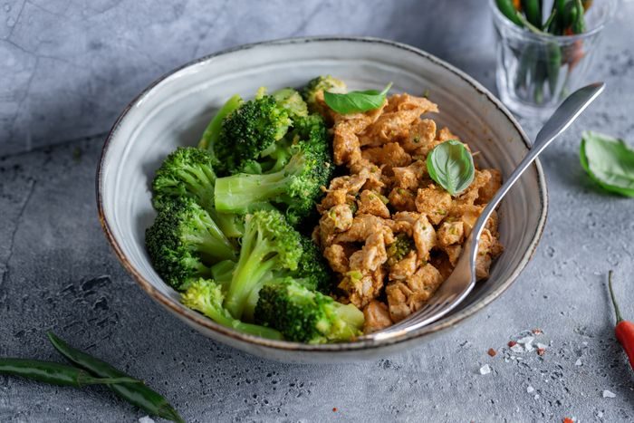 Ayam dan brokoli/ Foto: Freepik.com/valeria-aksakova Ayam dan brokoli/ Foto: Freepik.com/valeria-aksakova